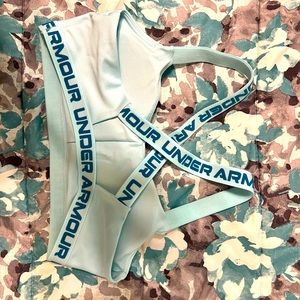 Elastic at straps and bottom band! A perfect fit to start hitting the gym:)